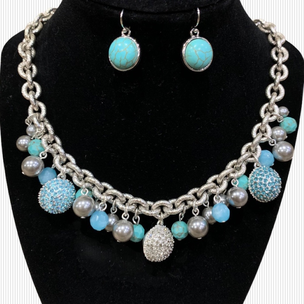 NWT Carolee Turquoise Cluster Necklace Set